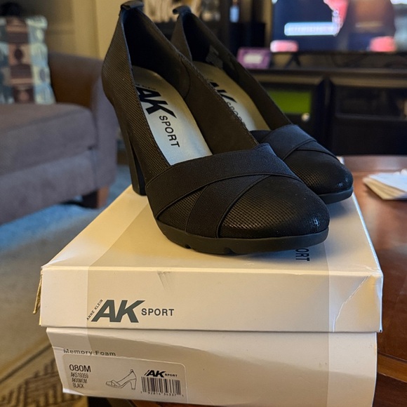 Anne Klein Black Heels - Picture 4 of 4
